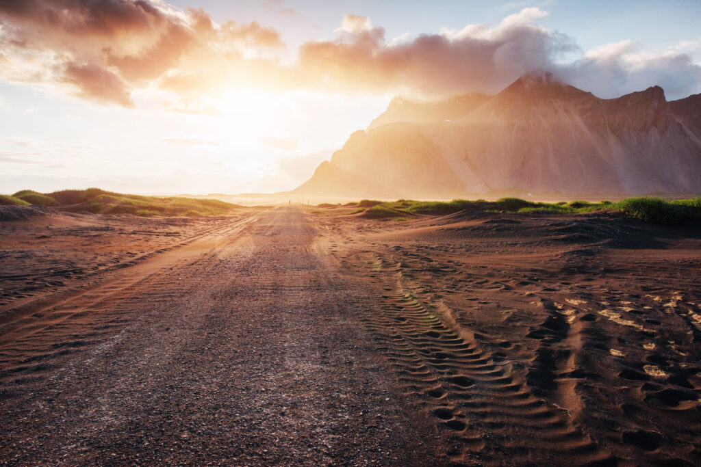 ランクル300系 VXグレードは「買い」か？ZXとの装備の違い（40万円差）を徹底解説